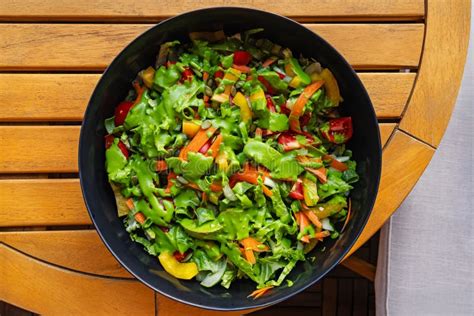 Ensalada servida en un bol elegante