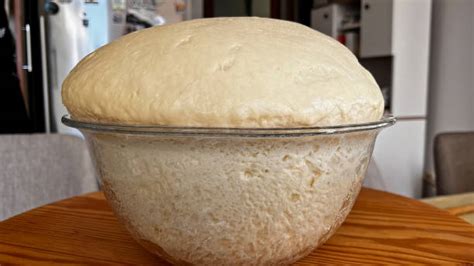 Masa de pan leudando en un bol