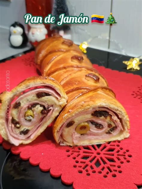 Masa estirada con el relleno de jamón, bacon, pasas y aceitunas