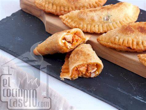 Empanadillas de atún recién hechas sobre papel absorbente