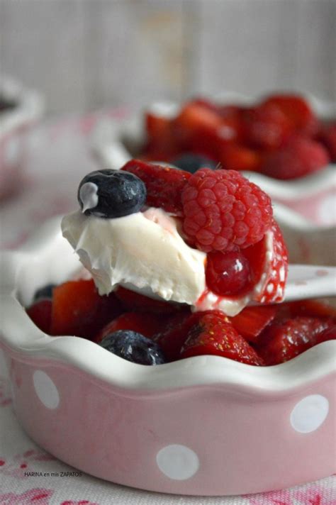 Mascarpone y frutos rojos en un bol
