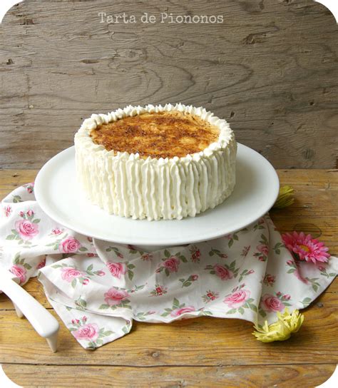 Proceso de montaje de la tarta de piononos en un molde
