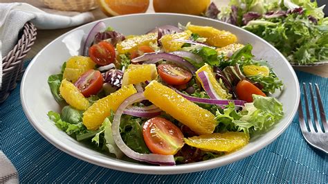 Variedad de ensaladas con naranja