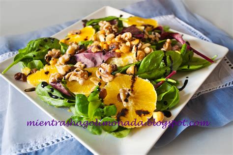 Ensalada de naranja con brotes tiernos y frutos secos