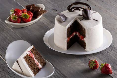 Bizcocho de chocolate con relleno de fresa