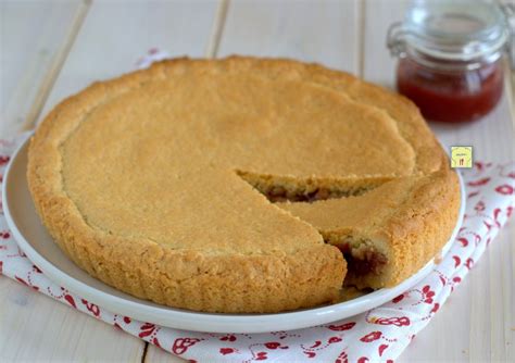 Tarta de masa quebrada con mermelada de fresa