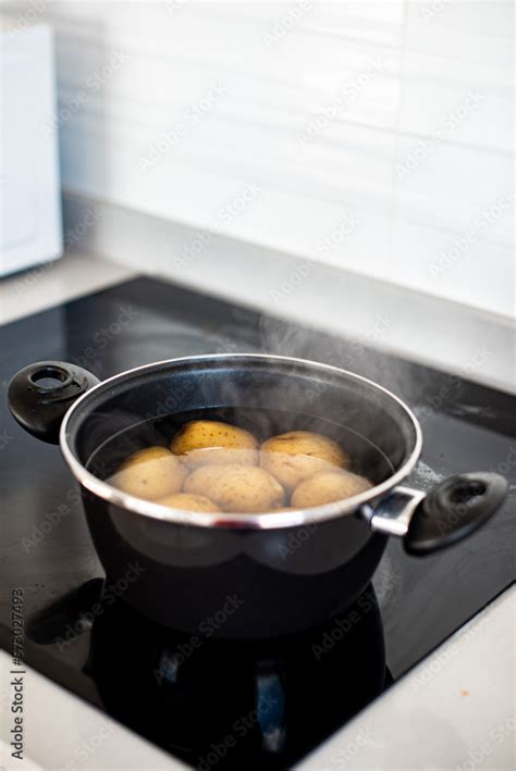 Patatas cociéndose