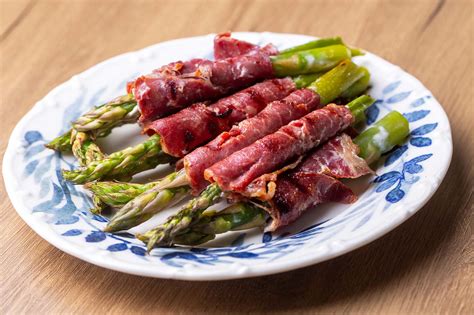 Espárragos con jamón serrano en freidora de aire