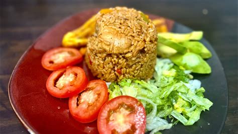Locrio de Pollo servido con ensalada y aguacate