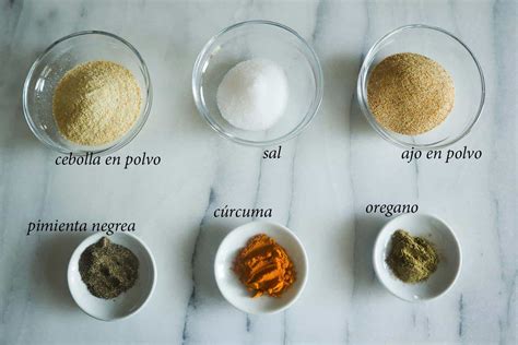 Ingredientes para el adobo de cazón: vinagre de Jerez, ajos, orégano, comino, pimentón dulce, laurel y sal.