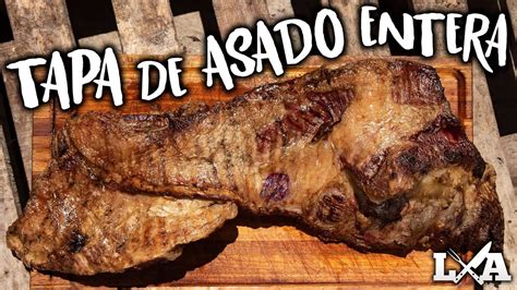 Tapa de asado cocinándose en la parrilla