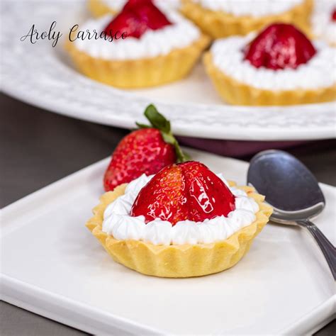 Mini tartaletas de fresas: una sin glaseado y otra con glaseado brillante