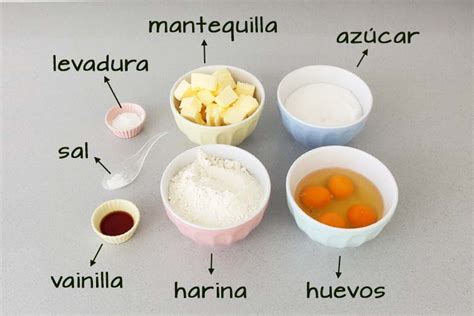 Todos los ingredientes organizados para preparar el bizcocho