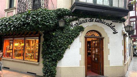 Interior de la pastelería Zuricalday en Bilbao