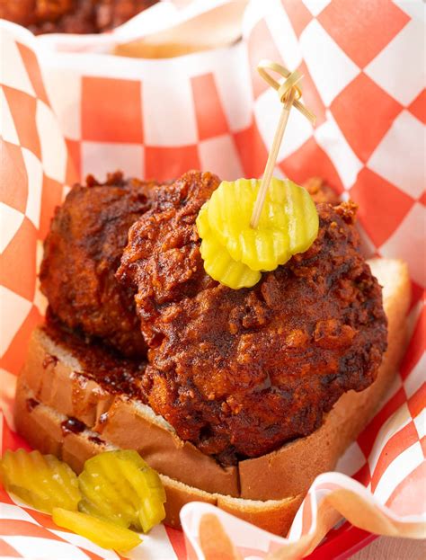 Nashville Hot Chicken servido con pan y pepinillos
