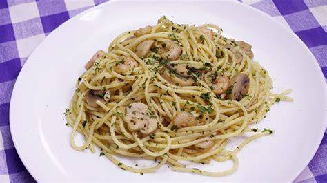Espaguetis con champiñones y yema escalfada