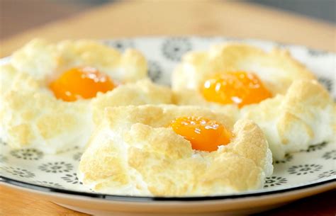 Huevos nube con yema a la sal