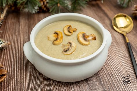Yemas crujientes sobre crema de champiñones