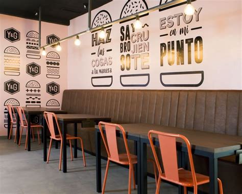 interior acogedor de una hamburguesería en Vigo