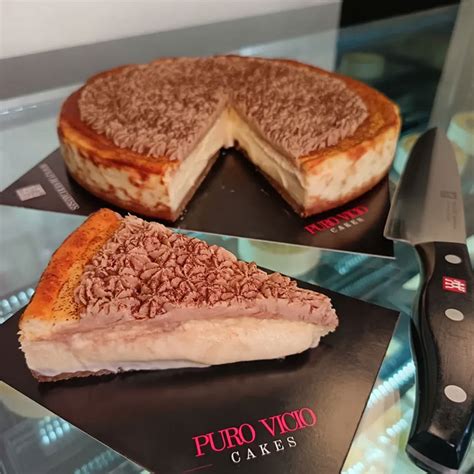 Interior de Puro Vicio Cakes con exposición de tartas
