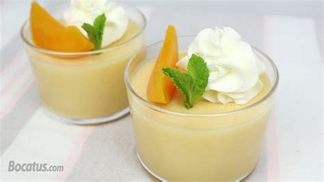 Postre de mousse de melocotón con capas