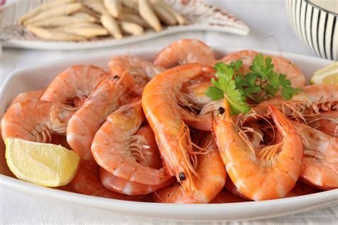 Langostinos crudos y cocidos