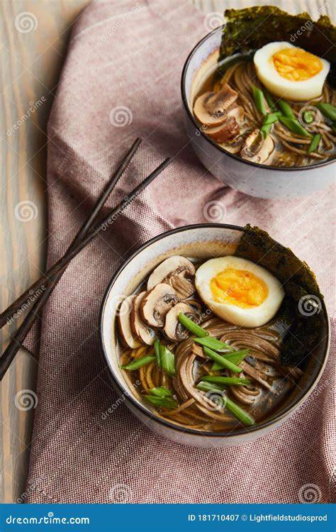Tazones de ramen tradicional japonés con diferentes ingredientes