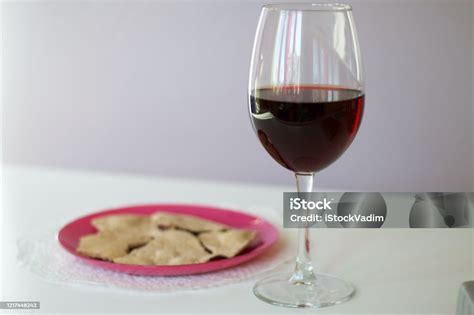 Copa de vino tinto y plato de pasta