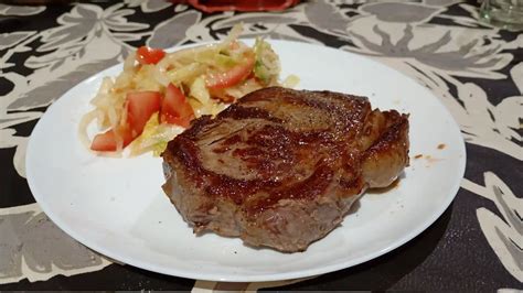 Cocinando un bife a la plancha con hierbas