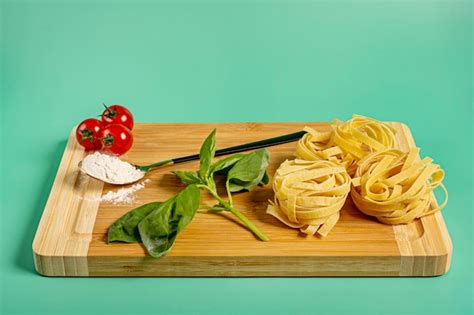 ingredientes frescos para preparar pasta