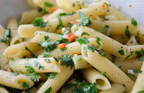 pasta terminada con perejil fresco