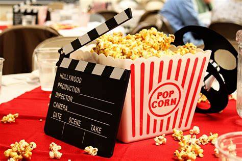 Palomitas de maíz en un bol con fondo de cine