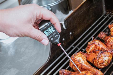 Termómetro de cocina digital insertado en un pollo asado