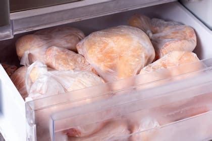 Pollo cocido almacenado en un recipiente hermético en el refrigerador