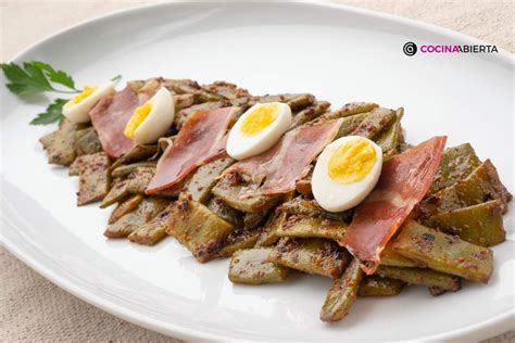 Plato de judías verdes a la andaluza con huevos de codorniz y jamón