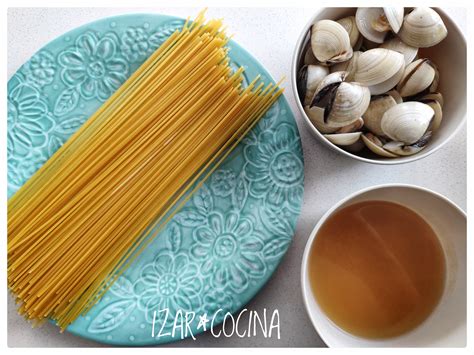 Espaguetis caldosos con almejas y coco