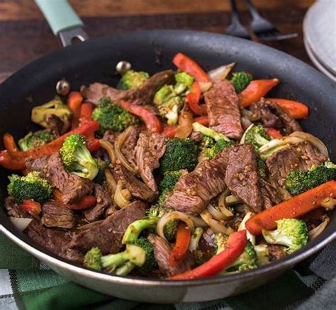 Salteado de carne de hamburguesa con verduras