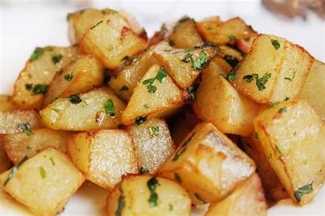 Patatas en cubos salteadas con ajo y perejil