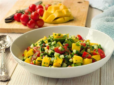 Plato de ensalada fresca de mango y pepino
