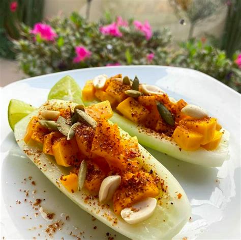 Pepino relleno con trozos de mango