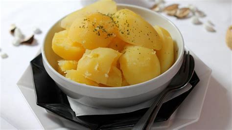 Patatas siendo hervidas con cáscara en una olla
