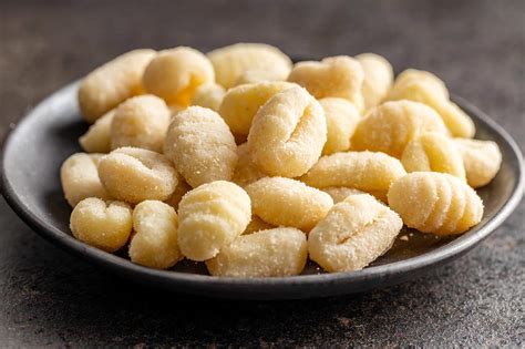 Ñoquis congelados en una bandeja antes de ser almacenados