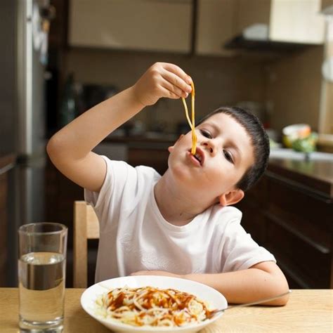 Grabado antiguo de lazzaroni napolitanos comiendo pasta con las manos.