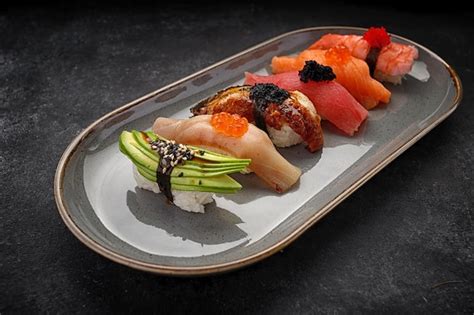Sushi surtido en un plato