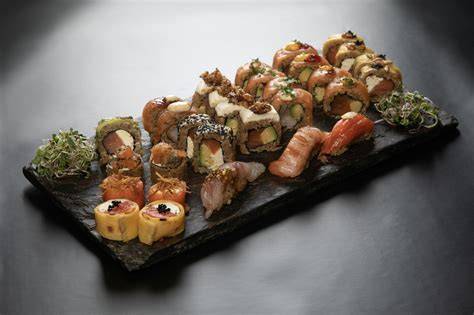 Variedad de makis y hosomakis