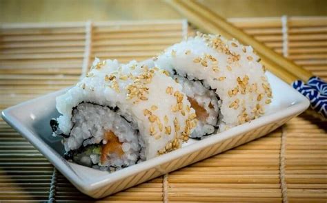 Uramaki con arroz por fuera y semillas de sésamo