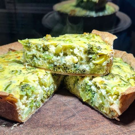 Tarta de brócoli y queso recién horneada