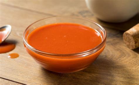 Salsa Buffalo casera en un recipiente