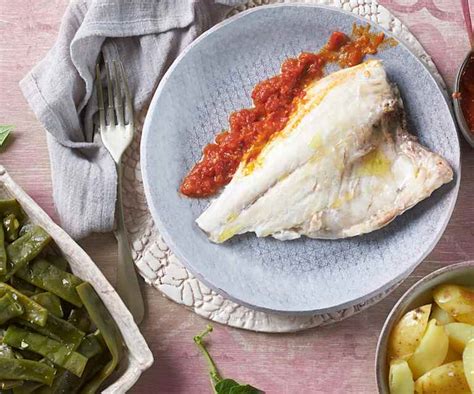 Dorada con patatas y salsa de tomate