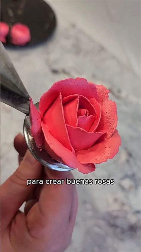 Rosas de buttercream hechas con boquillas de pétalo